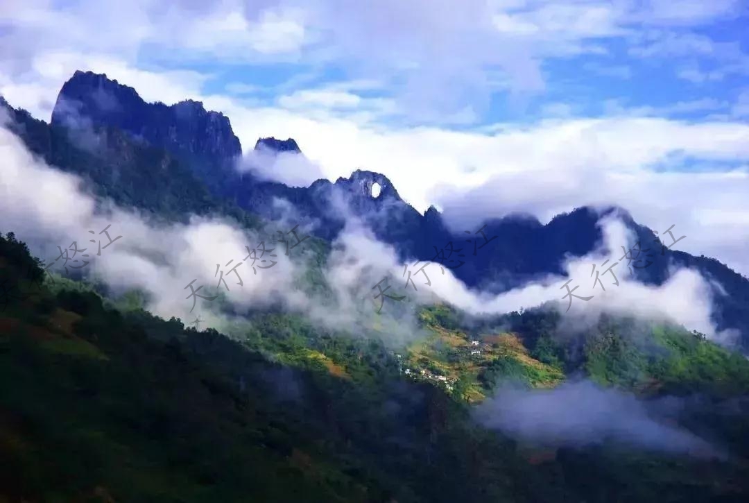 “怒江美麗公路”領(lǐng)略絕美風(fēng)景 “車在路上走，人在畫里行”